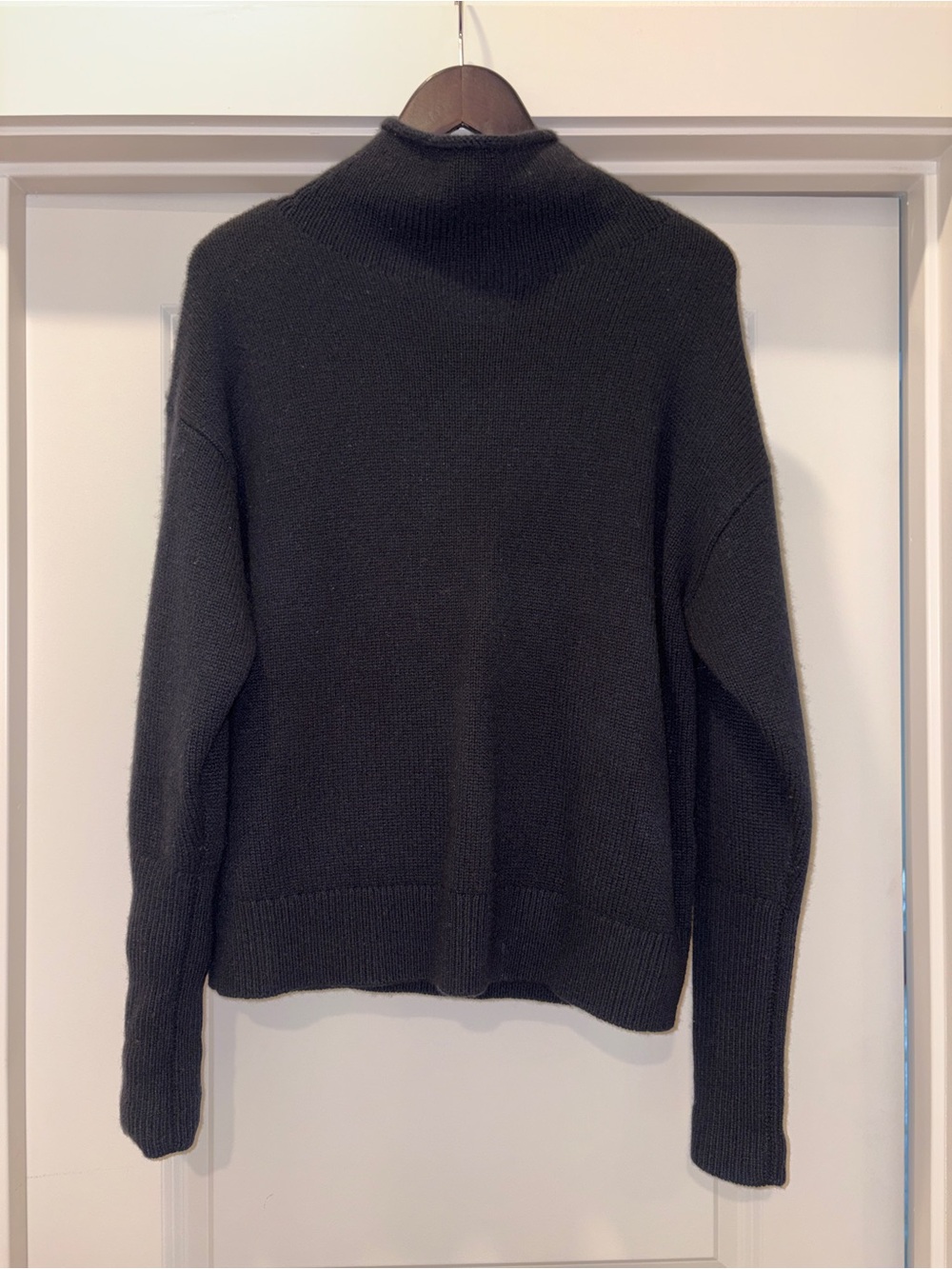 Aritzia Luxe Cashmere Cyprie Sweater Black Sz Medium